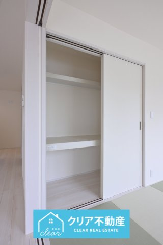 【収納】 | 伊勢崎第3国定町　リーブルガーデン　2号棟 | 和室にも棚付きの収納スペースがあります