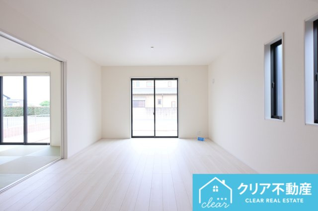 【居間・リビング】 | 伊勢崎第3国定町　リーブルガーデン　2号棟 | 南向きで日当たりがよく広いリビングは家族が自然と集まる居心地の良い空間です♪