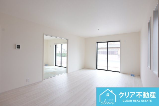 【居間・リビング】 | 伊勢崎第3国定町　リーブルガーデン　2号棟 | 大型ＴＶも余裕で置けちゃう！ワイドなリビングで家族団らんの時間も増えそうですね♪