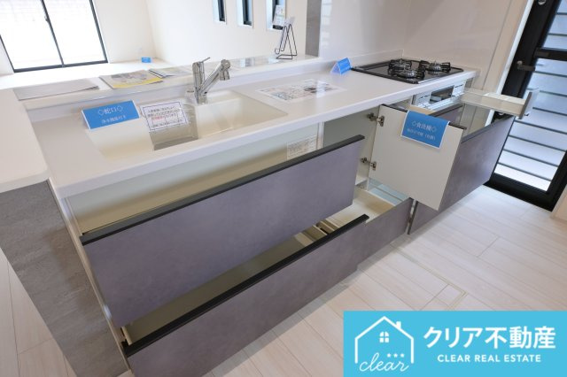【キッチン】 | 伊勢崎第3国定町　リーブルガーデン　2号棟 | スライド収納付きシステムキッチン。パスタ鍋や圧力鍋の出し入れもスムーズ！