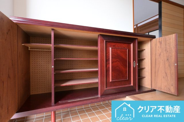 【玄関】 | 伊勢崎市山王町1期　中古住宅 | 大型のシューズボックスがあるので、家族全員の靴をしっかり収納！玄関スッキリ！