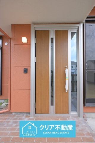 【玄関】 | 伊勢崎市山王町1期　中古住宅 | 玄関はディンプルキー＆ダブルロックドア採用で防犯対策もバッチリです！