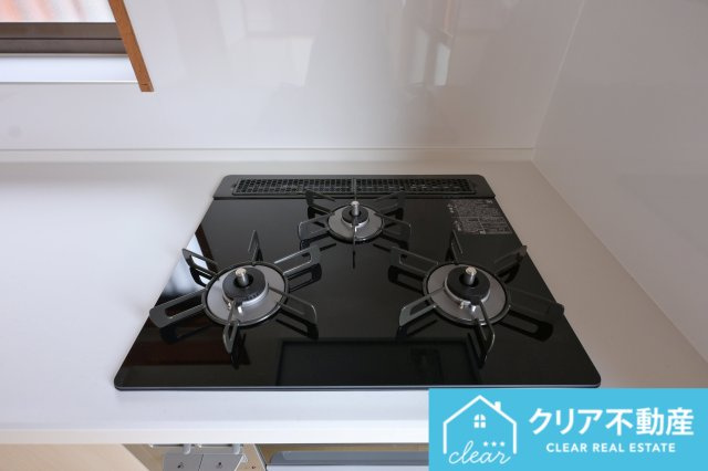 【設備】 | 伊勢崎市山王町1期　中古住宅 | 三口コンロで家事効率アップ！