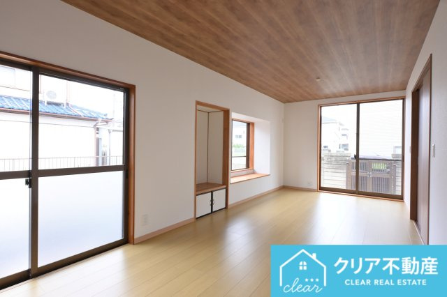 【居間・リビング】 | 伊勢崎市山王町1期　中古住宅 | 日当たりがよく広いリビングは家族が自然と集まる居心地の良い空間です♪