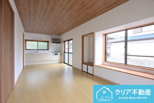 【居間・リビング】 | 伊勢崎市山王町1期　中古住宅 | 大型ＴＶも余裕で置けちゃう！ワイドなリビングで家族団らんの時間も増えそうですね♪