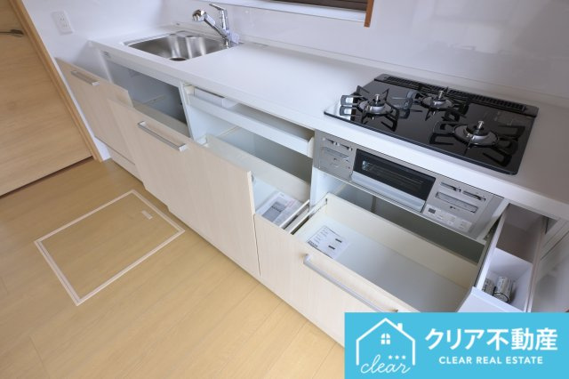 【キッチン】 | 伊勢崎市山王町1期　中古住宅 | スライド収納付きシステムキッチン。パスタ鍋や圧力鍋の出し入れもスムーズ！