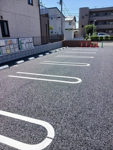 クリスタル　パレスの駐車場