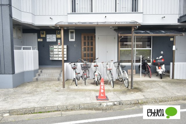 ビィエント桃の木の駐車場