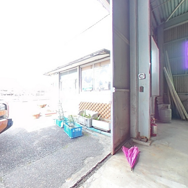 山県市大森の倉庫の玄関