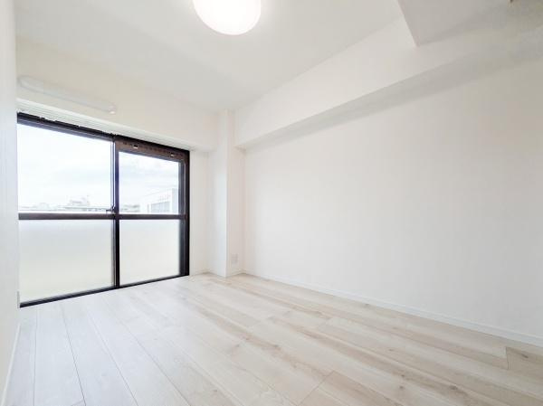 ライオンズマンション磯子第５の洋室|窓からの光が嬉しい洋室です。
収納もあり、荷物が多い方にも安心です♪
