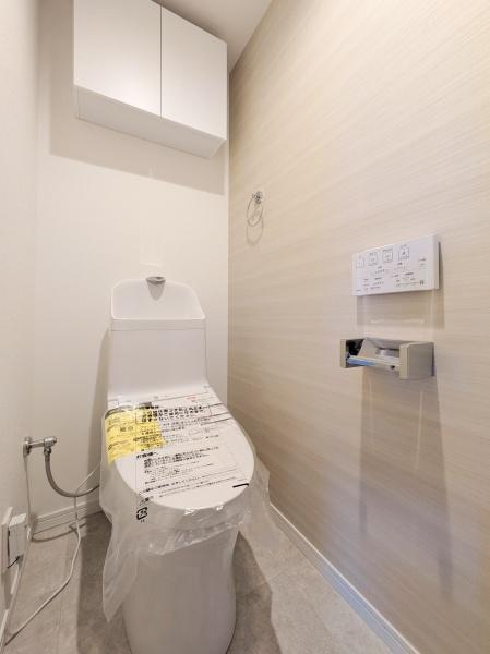 ライオンズマンション磯子第５のトイレ|清潔感のある内装のすっきりとしたデザインのトイレです。
水周りが綺麗だと安心ですね。
