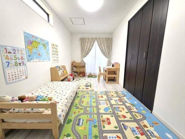 横浜市金沢区長浜２丁目の新築一戸建の洋室|クローゼットもあるので収納にも困りません！
荷物が多い方にも安心です。