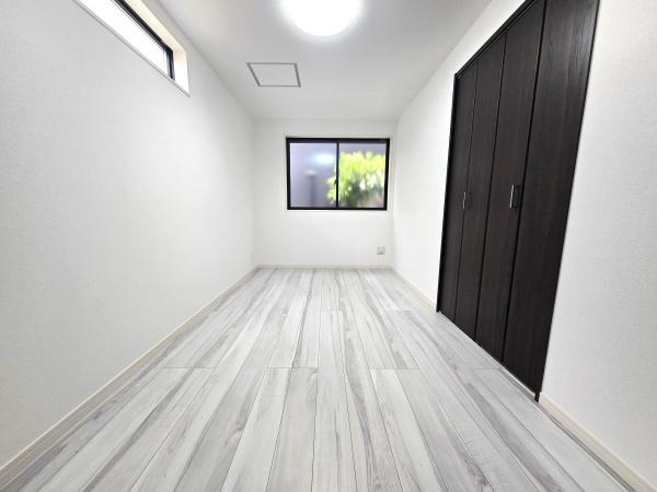 横浜市金沢区長浜２丁目の新築一戸建の洋室|広さも十分で窓からの光が嬉しい洋室です。
