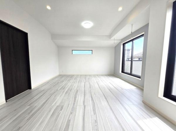 横浜市金沢区長浜２丁目の新築一戸建の居間・リビング|窓からは明るい光が差し込みます！
電気をつけなくても明るいです。