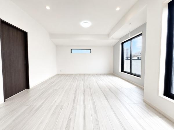 横浜市金沢区長浜２丁目の新築一戸建の居間・リビング|窓からは明るい光が差し込みます！
電気をつけなくても明るいです。