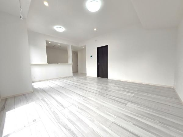 横浜市金沢区長浜２丁目の新築一戸建の居間・リビング|家族が自然と集まるリビングは
落ち着きのある空間です♪