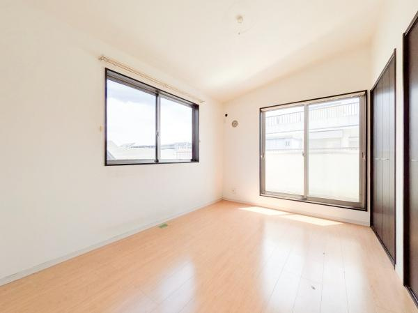横浜市中区根岸町３丁目の中古一戸建の洋室|クローゼットもあるので収納にも困りません！
荷物が多い方にも安心です。