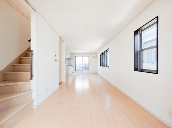 横浜市中区根岸町３丁目の中古一戸建の居間・リビング|家族が自然と集まるリビングは
落ち着きのある空間です♪