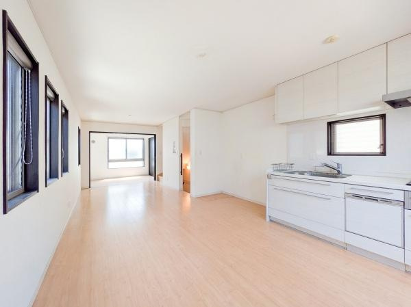 横浜市中区根岸町３丁目の中古一戸建の居間・リビング|家族が自然と集まるリビングは
落ち着きのある空間です♪