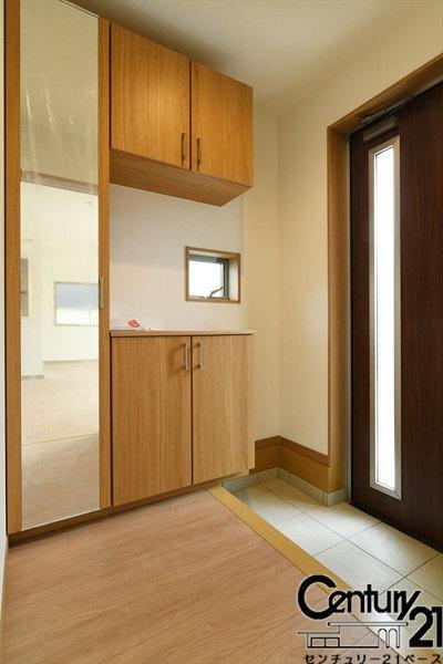 奈良市押熊町の新築一戸建の内観：施工例|■玄関には大容量シューズボックス完備！■