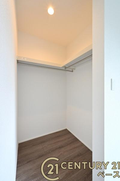 奈良市押熊町の新築一戸建の内観：施工例|■広々としたＷＣＬを完備！大きな荷物も楽々収納！■