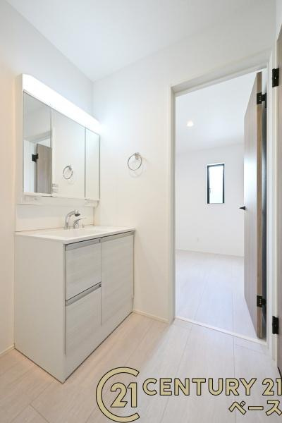 奈良市押熊町の新築一戸建の内観：施工例|■三面鏡タイプのミラーキャビネット！収納スペースも豊富です！■