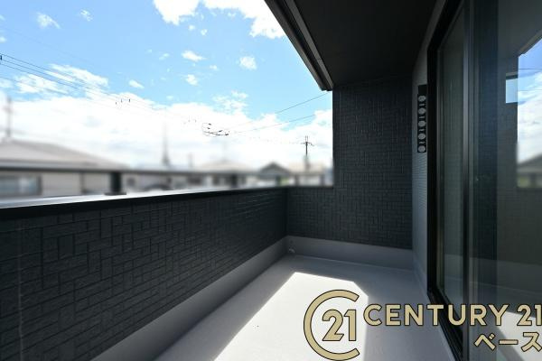 奈良市押熊町の新築一戸建の内観：施工例|■≪同仕様写真≫■日当たりのよいバルコニー！洗濯物もよく乾きます！■