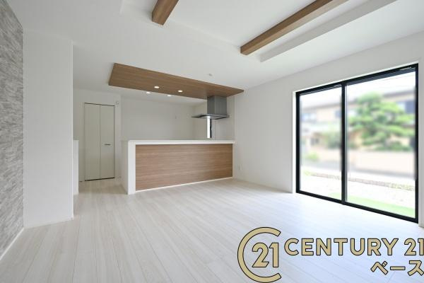 奈良市押熊町の新築一戸建の居間・リビング|■居室のサッシにはLOW-Eペアガラスを採用！高い断熱性による省エネと結露対策に有効です！■