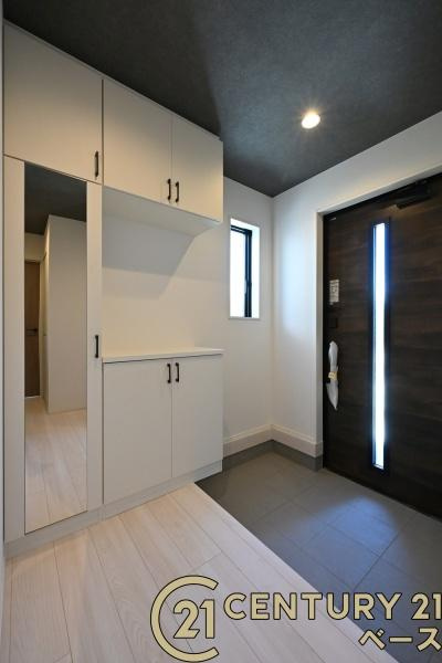 奈良市押熊町の新築一戸建の内観：施工例|■ＳＩＣ完備で玄関をスッキリ快適にお使いいただけます！■