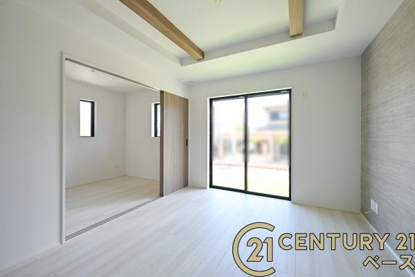 奈良市押熊町の新築一戸建の居間・リビング|■居室のサッシにはLOW-Eペアガラスを採用！高い断熱性による省エネと結露対策に有効です！■