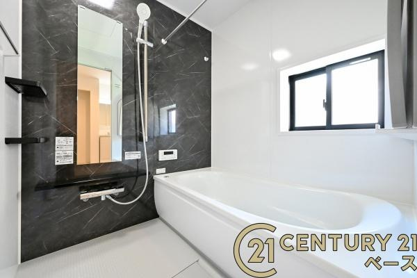 奈良市押熊町の新築一戸建の浴室|■１坪タイプのユニットバス！足をのばしてお湯につかっていただける広いバスタブです！■