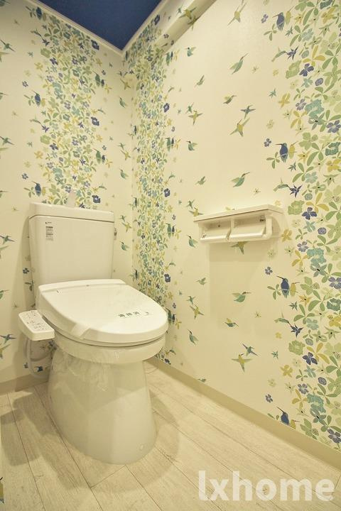 山崎第3マンションのトイレ|落ち着いた色調のトイレです