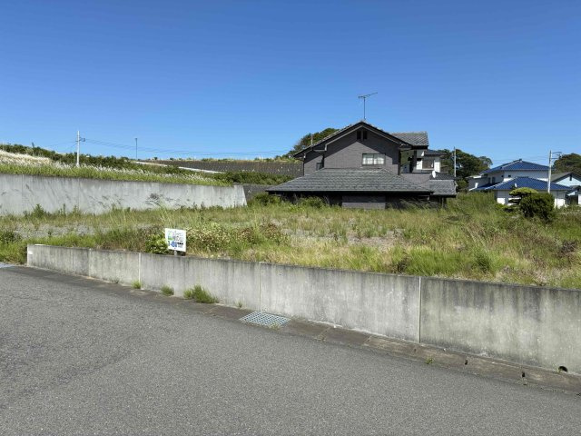 いわき市久之浜町エコタウン館の山1-8　建築条件なし　海を眺めて暮らす憧れの生活 不動産プラスの前面道路含む現地写真|南向きのひな段に位置しています。陽当たりの良さをご確認ください。ご自宅または別荘地に最適です。建物プランなど承ります。
