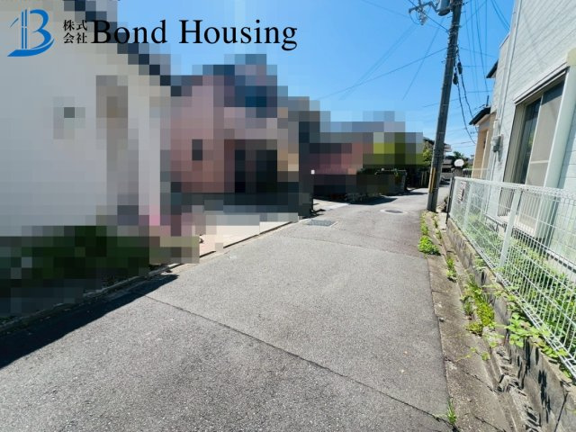 敷地５４坪・建物35坪・北朝霧丘　中古戸建の前面道路含む現地写真