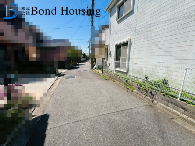 敷地５４坪・建物35坪・北朝霧丘　中古戸建の前面道路含む現地写真