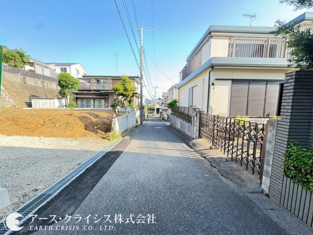 【前面道路含む現地写真】 | 船橋市西習志野312① | 建築条件なし。思い描いたマイホームを、そのままカタチに。陽当たりも良く、ガーデニングや家庭菜園にもぴったりのゆとりある敷地。資産としても魅力のある立地で、将来を見据えた住まい選びを。