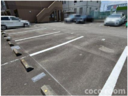 エバーハイムの駐車場