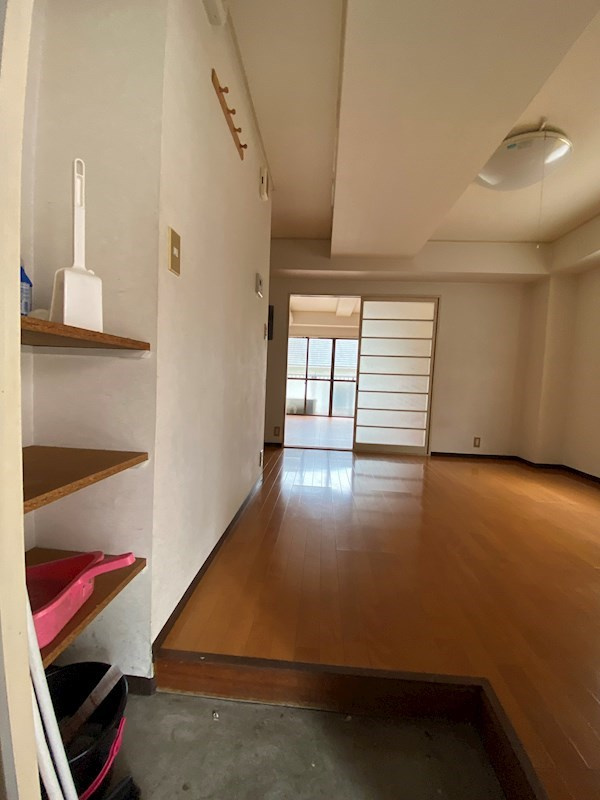 柳本マンションの玄関|収納もある玄関です