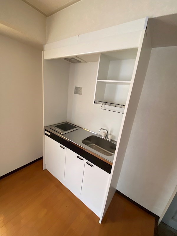 柳本マンションのキッチン|コンパクトなキッチンで掃除もラクラク