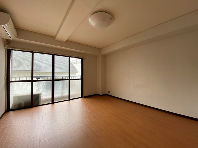 柳本マンションの寝室|落ち着いた色調の寝室です