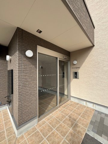 神戸市東灘区北青木４丁目の賃貸マンションのエントランス