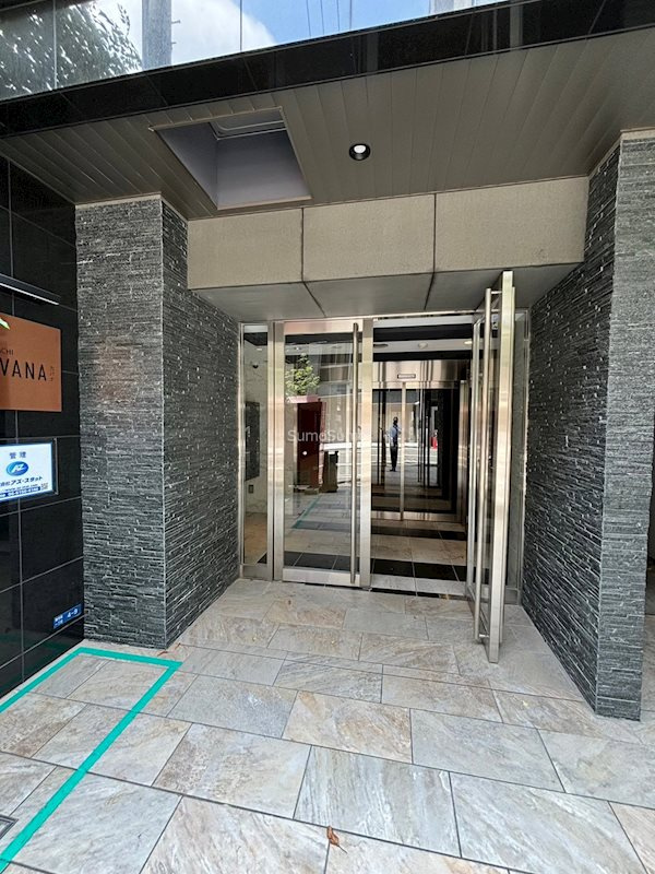 大阪市中央区博労町１丁目の賃貸マンションのエントランス
