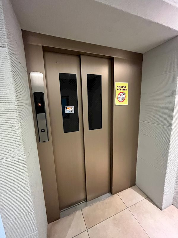 神戸市中央区山本通２丁目の賃貸マンションのエントランス