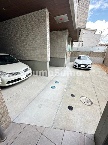 ラフィーネ芦屋の駐車場