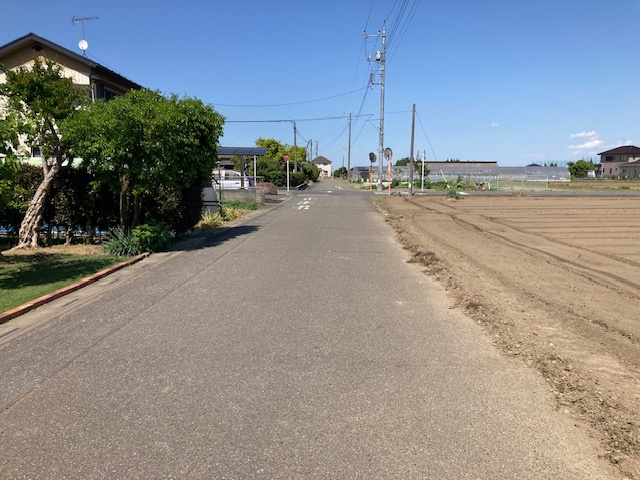 鴻巣市屈巣　売地２区画の前面道路含む現地写真