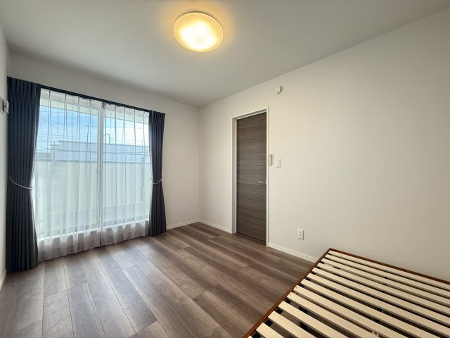 常滑市多屋町1丁目の洋室|洋室6帖♪（南東側）　二面採光で風通しも良く、気持ちよくお過ごしいただけます！