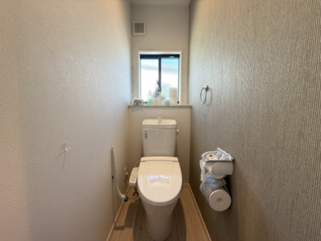 常滑市多屋町1丁目のトイレ|2階トイレ！　窓があり換気もバッチリ◎