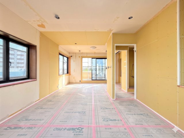 戸塚区上矢部町　中古戸建ての洋室|［施工中］◆子どものスタディ空間として、あるいは書斎やホビールームとして生活スタイルに合わせて使えるプライベートルーム。居心地のいい落ち着いたインテリアが似合います。