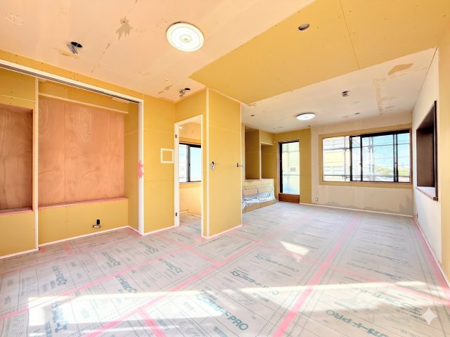 戸塚区上矢部町　中古戸建ての洋室|［施工中］◆気持ちの良い風が室内へ入り込む居室。家具を配置しても広々ご利用いただけます！！