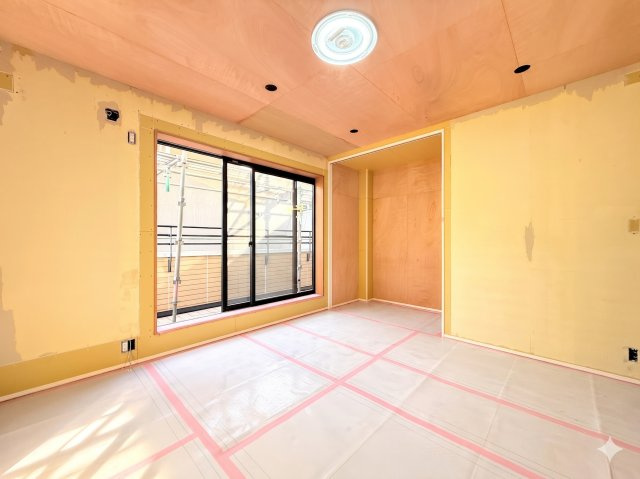 戸塚区上矢部町　中古戸建ての洋室|［施工中］◆室内はいつも明るい印象なので気持ちの良い朝を迎えられます。各部屋にはクローゼットを完備しており、収納が多いお家はすっきりして快適空間です。
